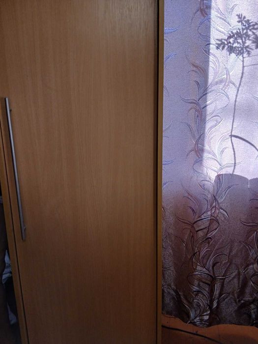 шафа-пенал світла