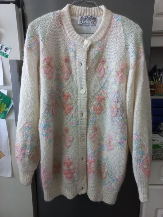 Casaco novo em malha branca com bordados coloridos