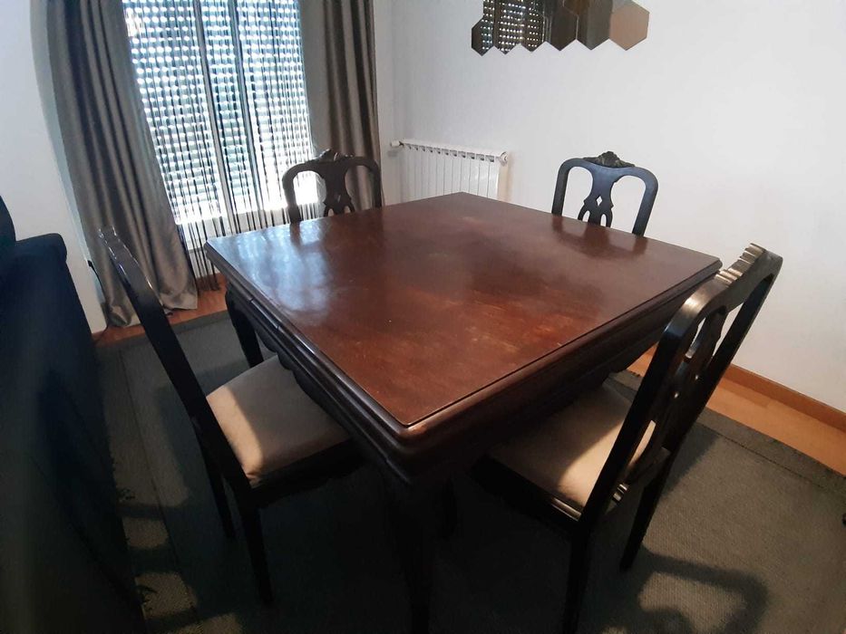 Mesa extensível com 6 cadeiras
