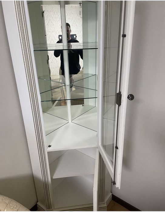 Шикарная Витрина Merx,Стол Merx, диван