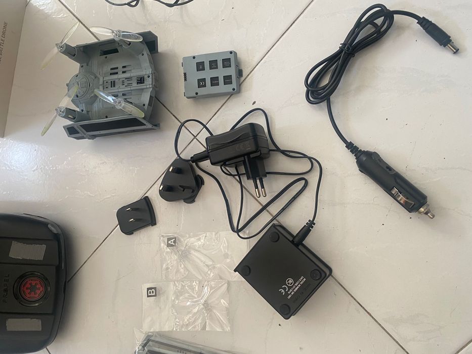 Vendo um drone da Star Wars semi-novo