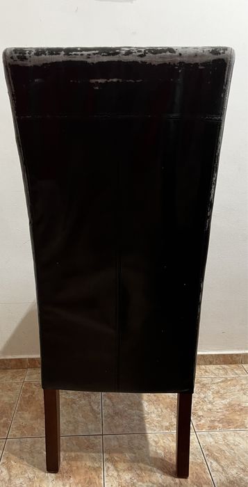 Стільці під реставрацію.