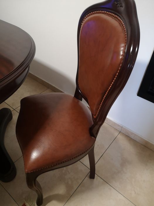 Vendo mesa de sala totalmente em mogno.. Sem Marca de uso.. Como nova.
