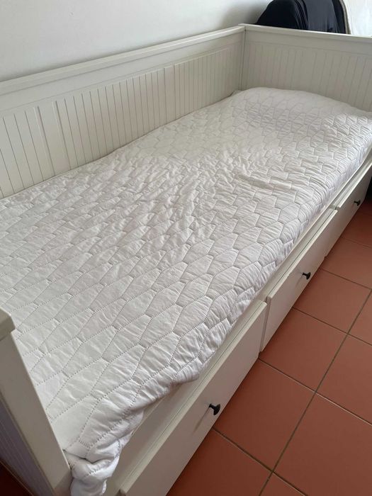 Sofá cama com três gavetas