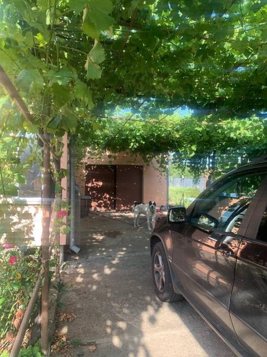 Идеальный дом для семьи: безопасный двор + место для авто