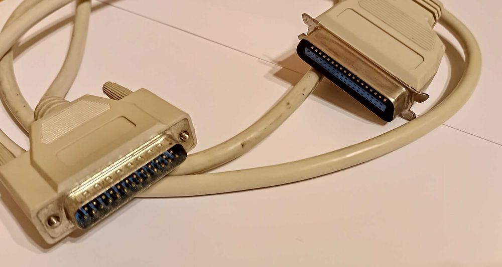 Kabel do połączeń równoległych LPT retro drukarki komputery.