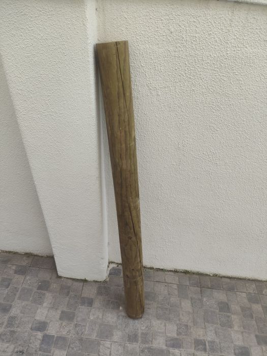 Postes.  de madeira tratada com 1,25 e 10cm de diâmetro