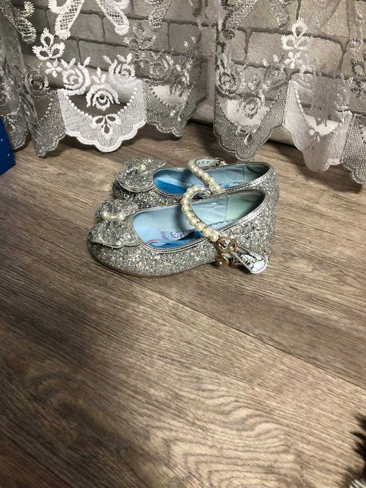 Продам туфельки для дівчинки.В ідеальному стані,один раз одягнені.