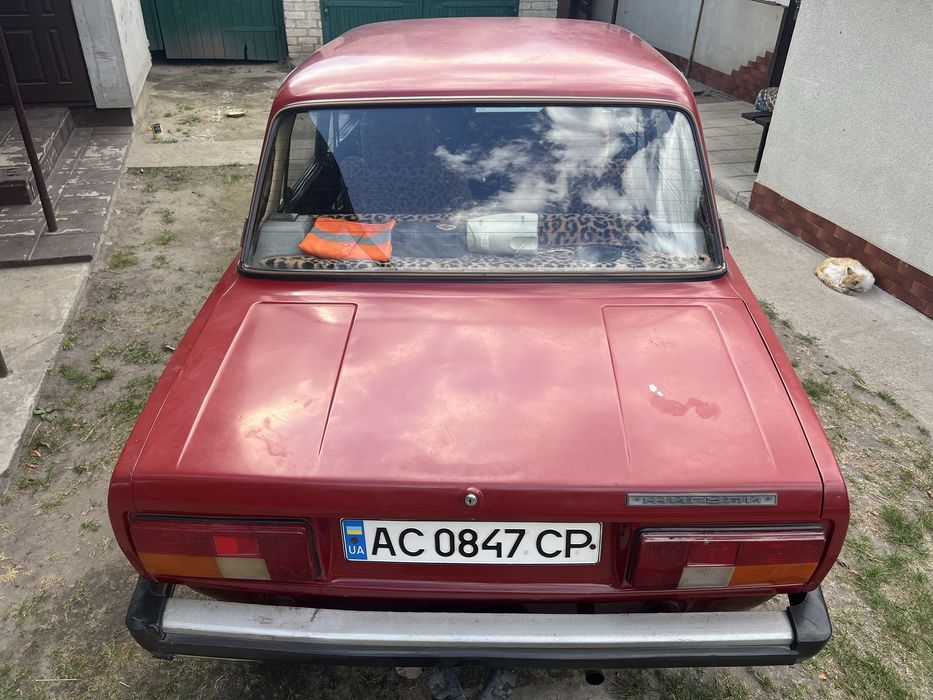Автомобіль ВАЗ червоного кольору