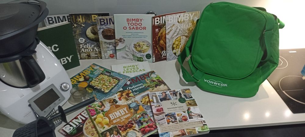 Bimby TM5 com acessórios e livros de receitas