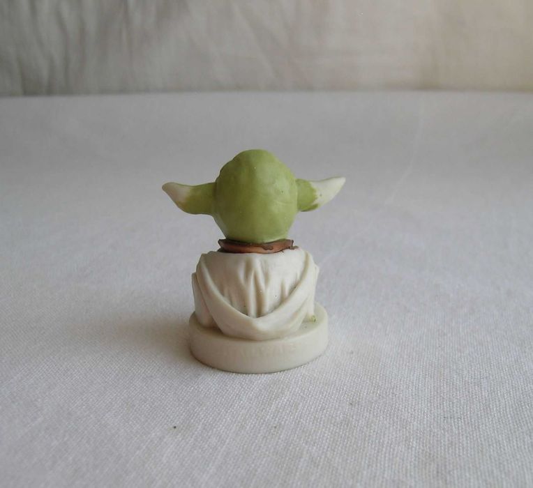 Figurka Yoda - ciekawa