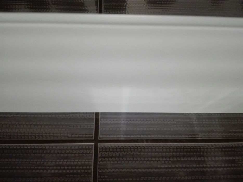 Szklana, mleczna półka