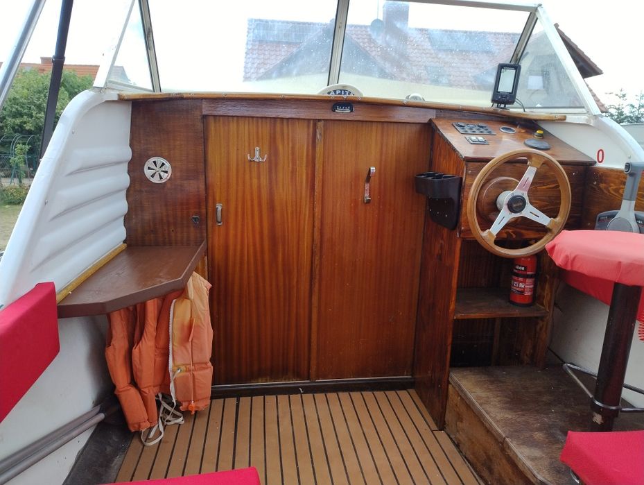 Łódź kabinowa motorowa