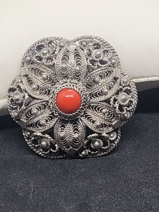 Брошь серебро коралл