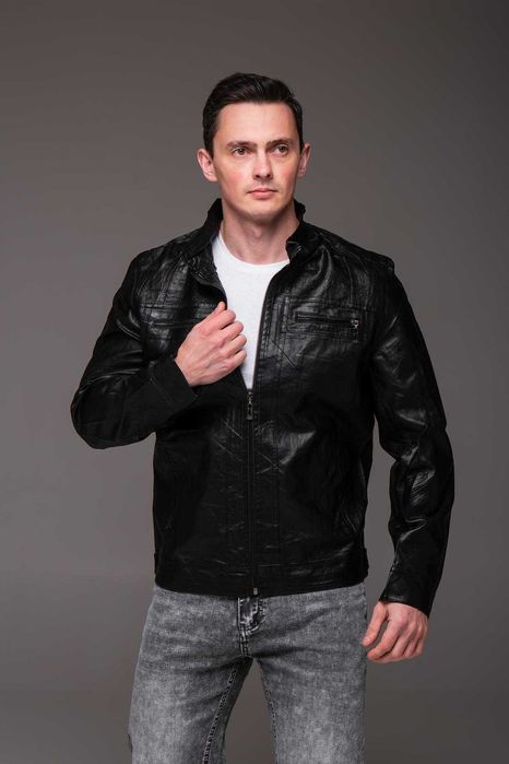 Чорна чоловіча куртка з еко-шкіри кишені на грудях від BabsterShop