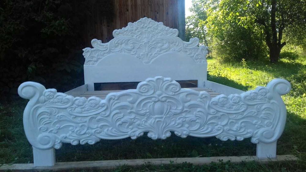 Продається ліжко,тумбочки, комод з масиву дерева, дуба.
