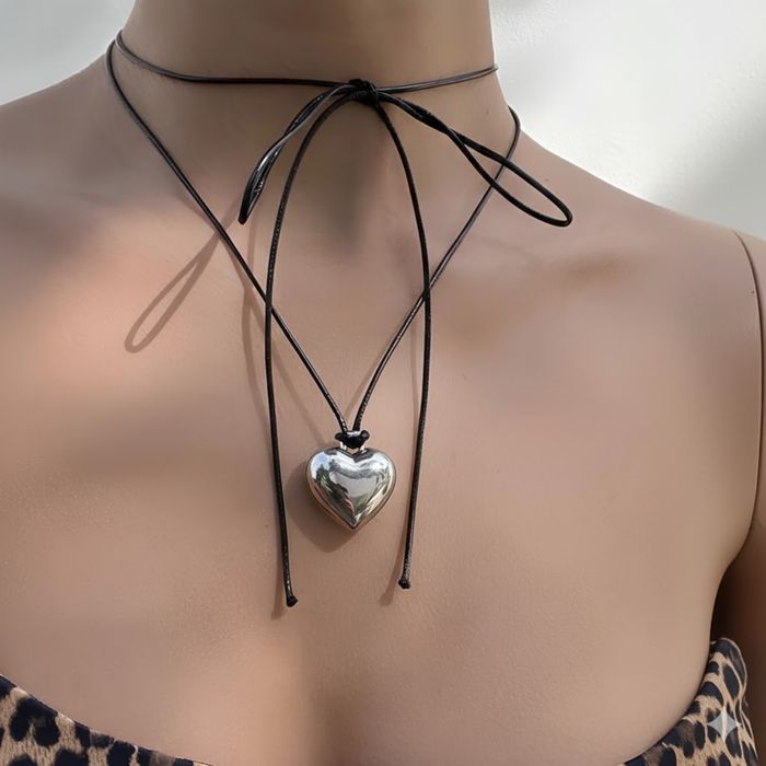 Чокер на зав’язках із сріблястим серцем