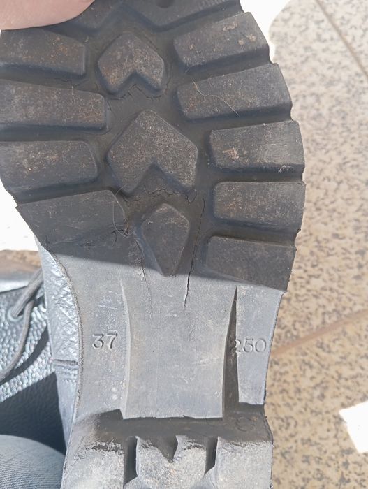 Botas Militares Pretas de Couro - Tamanho 37