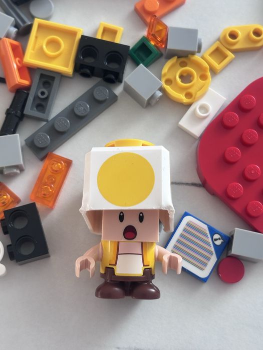 Lego Figurka Mario - Yellow Toad - Surprised - mar0189