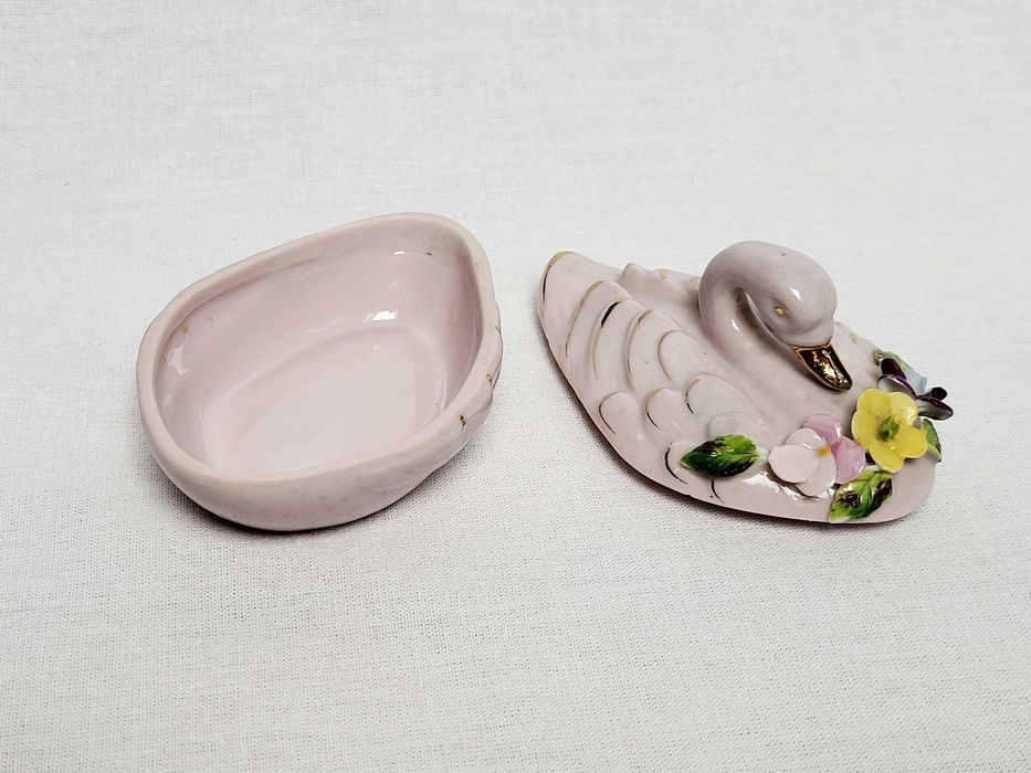 Puzderko porcelanowe Łabędź z kwiatami, dekoracyjne, XX w.