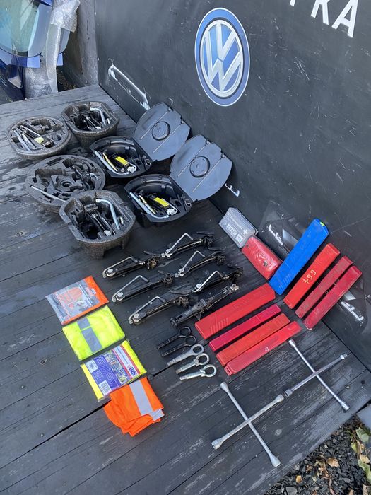 Домкрат,набір інструментів skoda Fabia,крюк буксировочный,органайзер