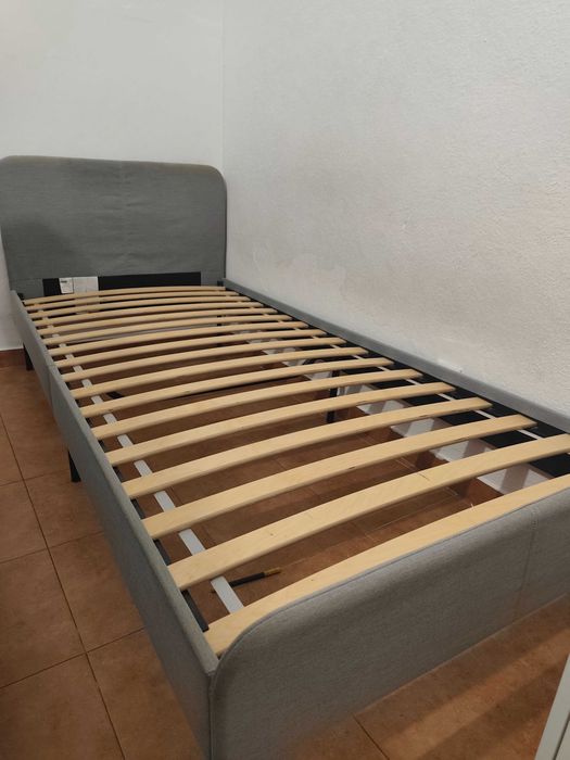Cama individual IKEA SLATTUM 90x200 com estrado