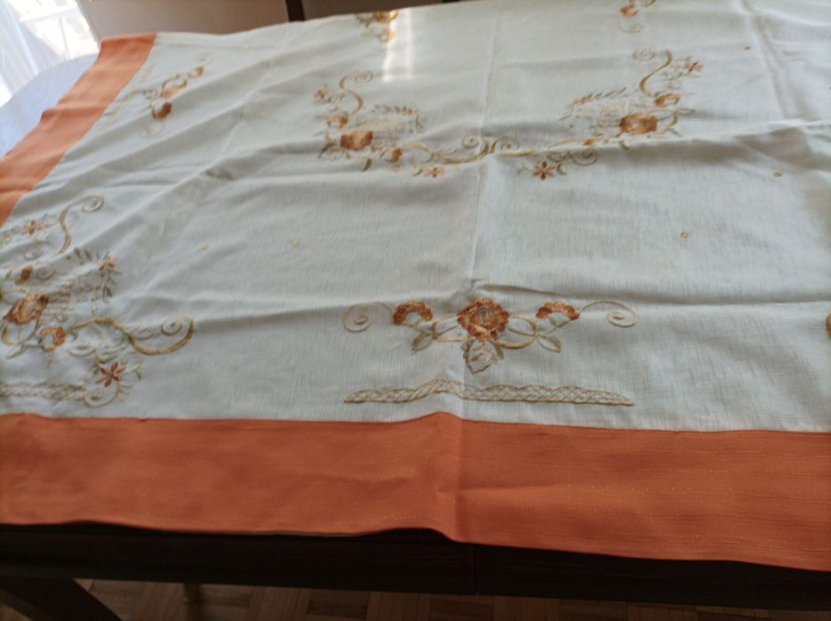 Haftowany obrus z lamówką