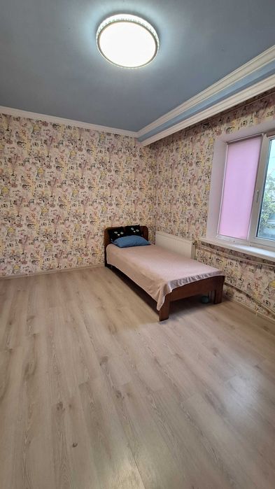 Продам дом в центре поселка Великодолинское.