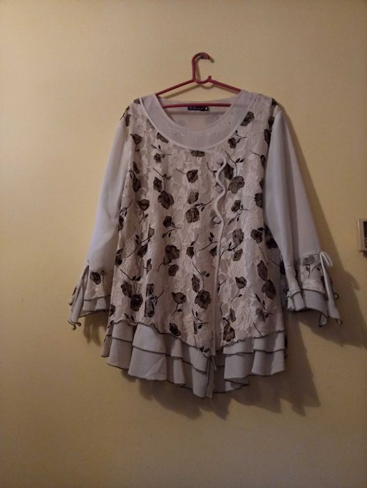 Bluzka damska w kwiaty.