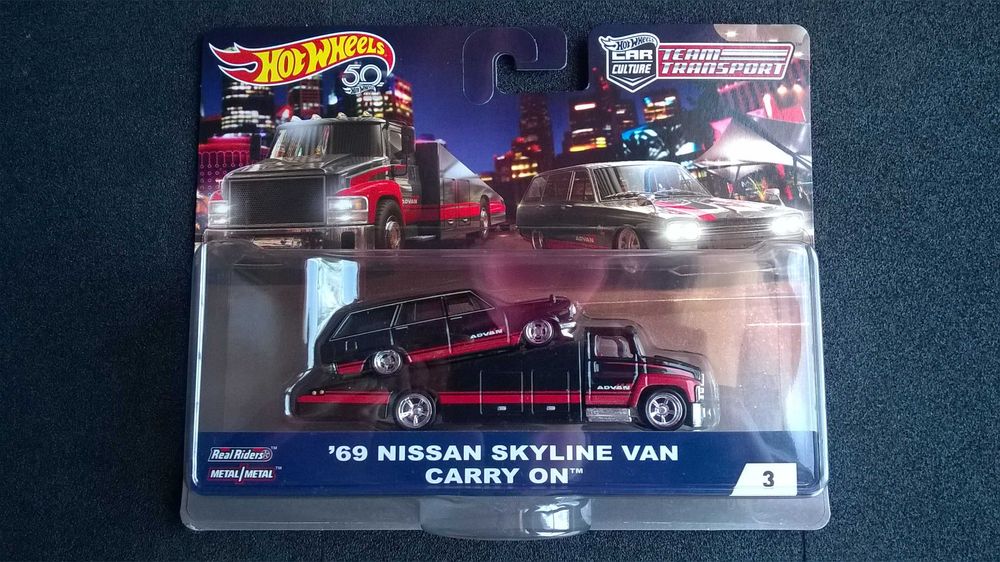 Hot Wheels Team Transporter 69 Nissan Skyline Van & Carry On #3