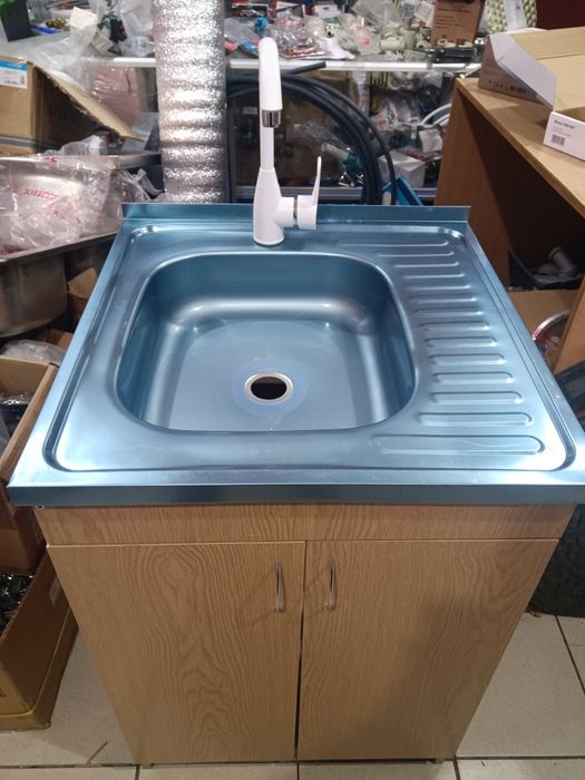 Тумба на кухню в комплекте: смеситель, мойка.