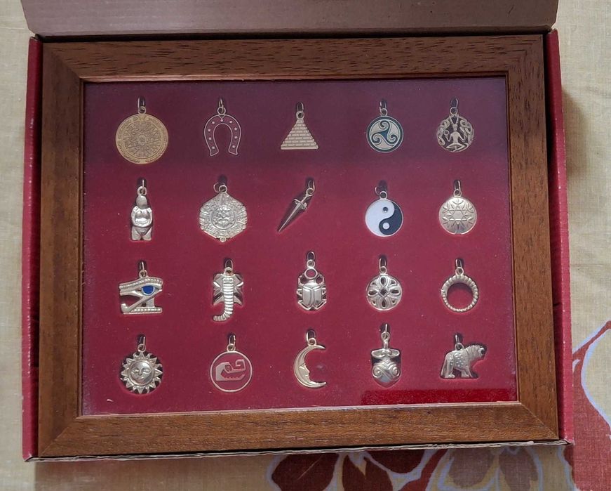 Quadro em madeira com 20 talismãs - artigo novo