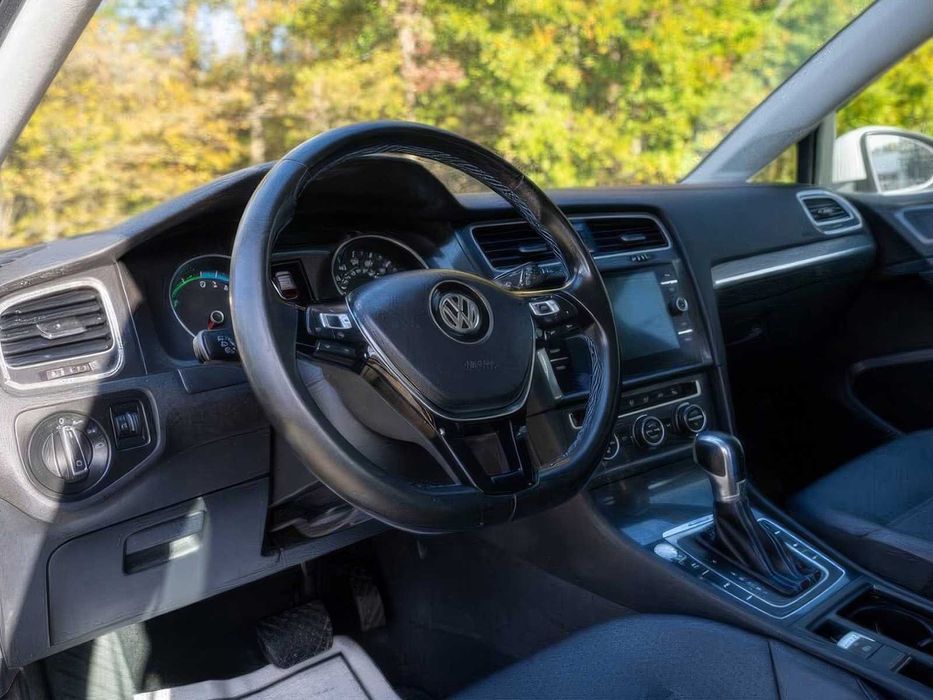 Volkswagen e-Golf      2017
