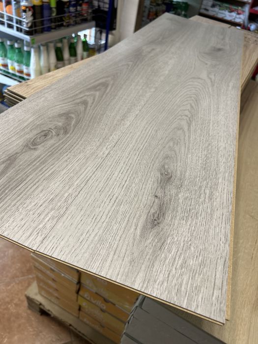 Panele podłogowe Dąb jasny szary Superior laminowane listwy pianka do paneli wykończenia siwe grau D3904 Konarzyny Borzyszkowscy