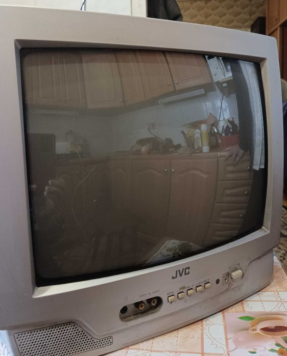 Телевизор JVC   ,в подарок спутниковый тюнер опенбокс 730