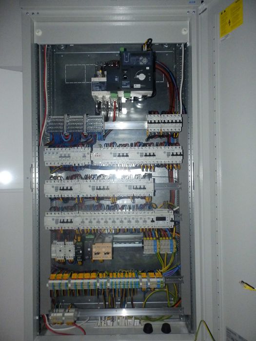 Elektryk , przyłącza , prowizorki budowlane , Usługi elektryczne