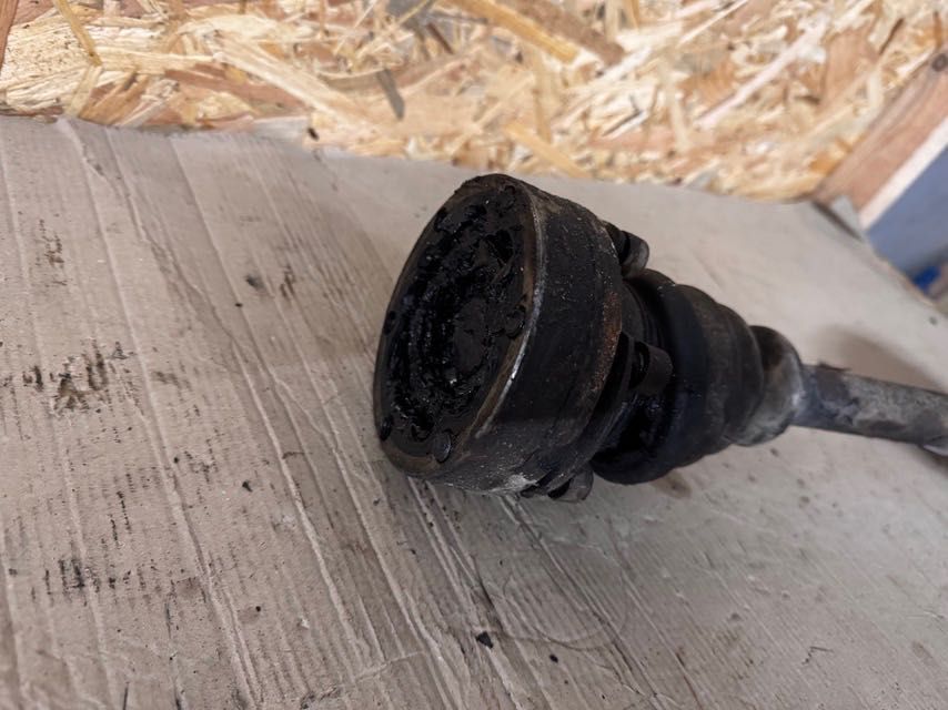 Приводний вал передній правий (піввісь) Volkswagen T4 1.9 TD 1990-2003