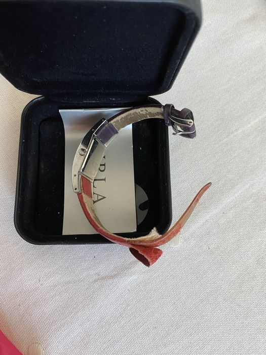 Relogio Furla com fundo rosa