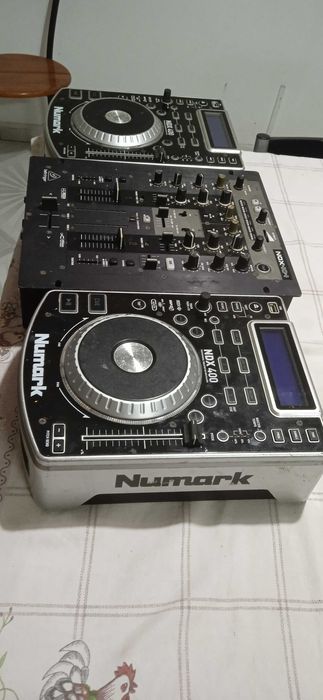 2 decks e 1 mesa de mistura