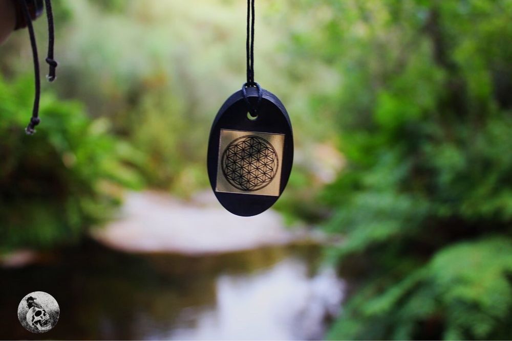 Colar shungite com simbolos