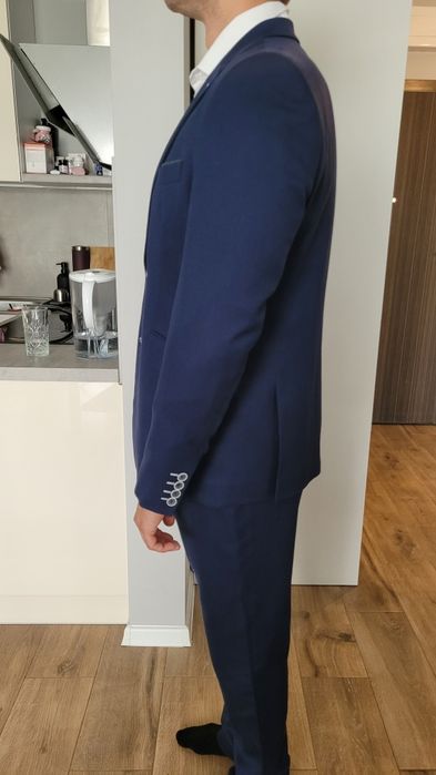 Granatowy garnitur męski
