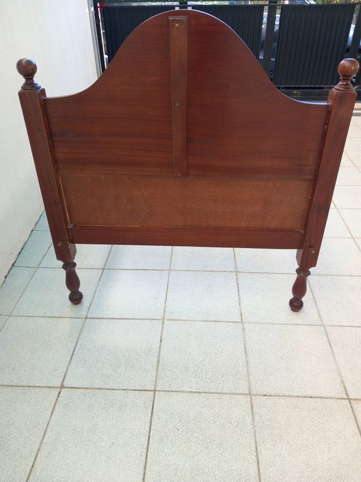 Cama antiga de madeira maciça