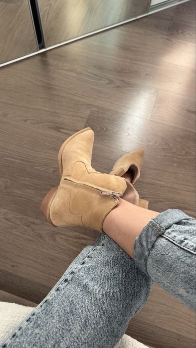 Продаю ботинки казаки из натуральной замши