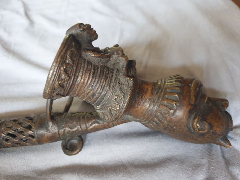Raro antigo cachimbo ceremonial Bamum do Cameron em bronze
