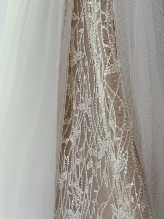 Весільна сукня з відкритою ногою