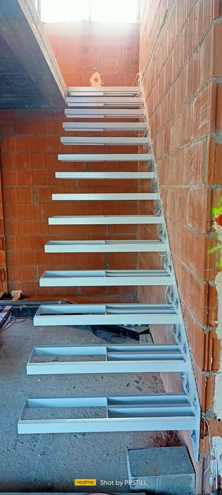 Schody półkowe stalowe