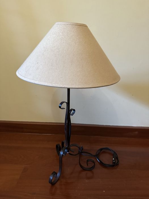 Candeeiro de ferro preto com abajur bege