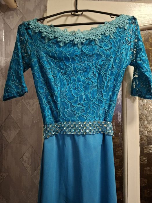 Випускна сукня в гарному стані