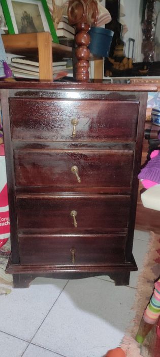 Pequena comoda de mogno