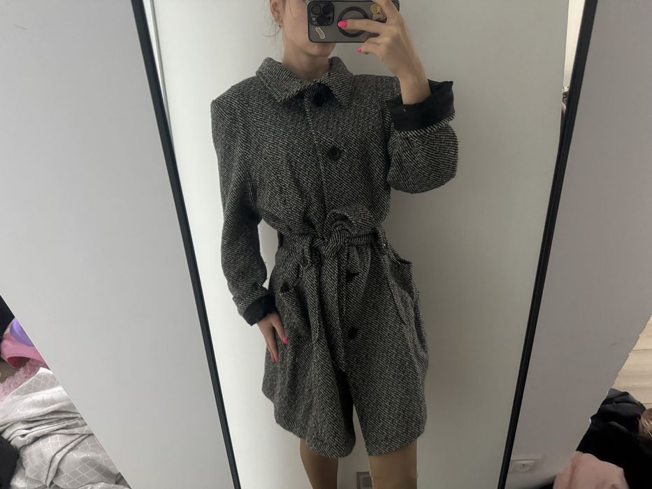 Płaszczyk dłuższy z paskiem